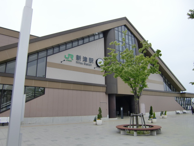駅舎 (東口)