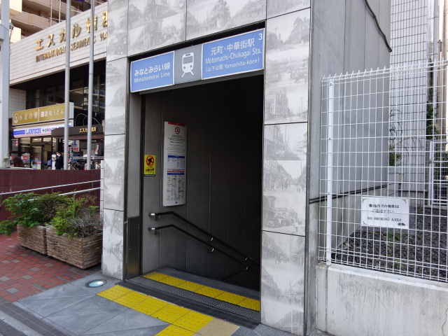 駅出入口 (出口3)