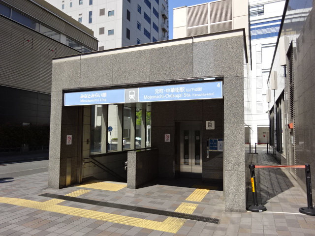 駅出入口 (出口4-2)