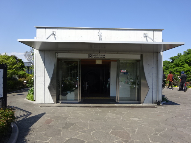 駅出入口 (出口6)